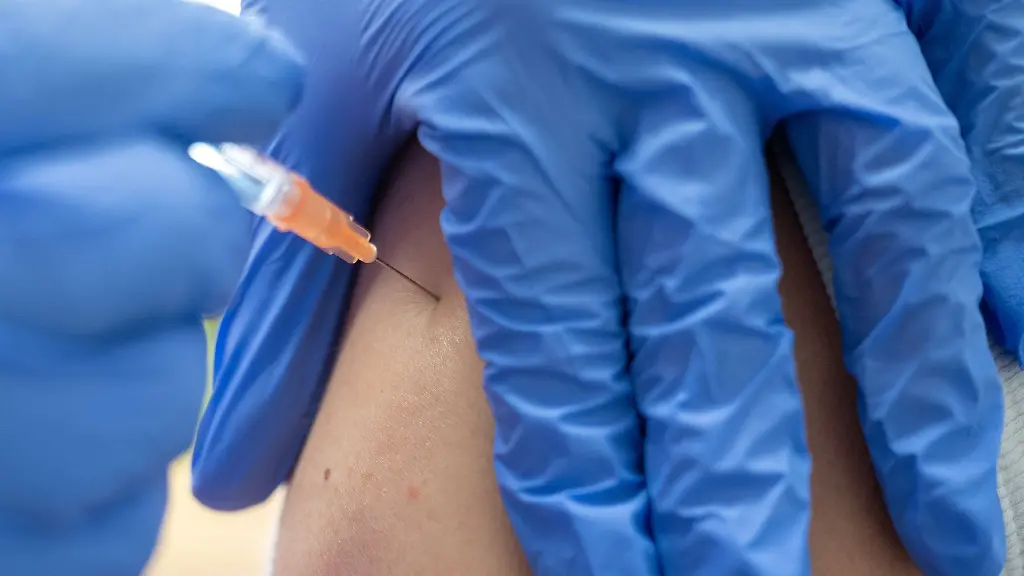 Eine-medizinische-Fachkraft-impft-am-ersten-Tag-an-dem-die-Novavax-Impfung-im-Impfzentrum-Mainz-angeboten-wird-mit-dem-Impfstoff-Nuvaxovid-eine-Frau