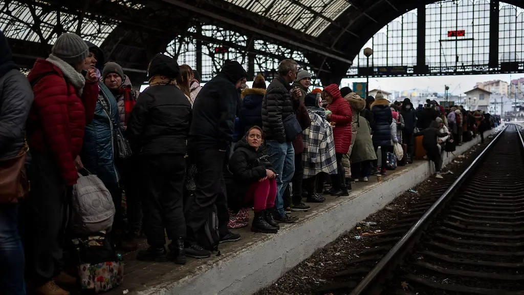 Fahrgaeste-warten-am-Bahnhof-von-Lwiw-in-der-Westukraine-auf-einen-Zug