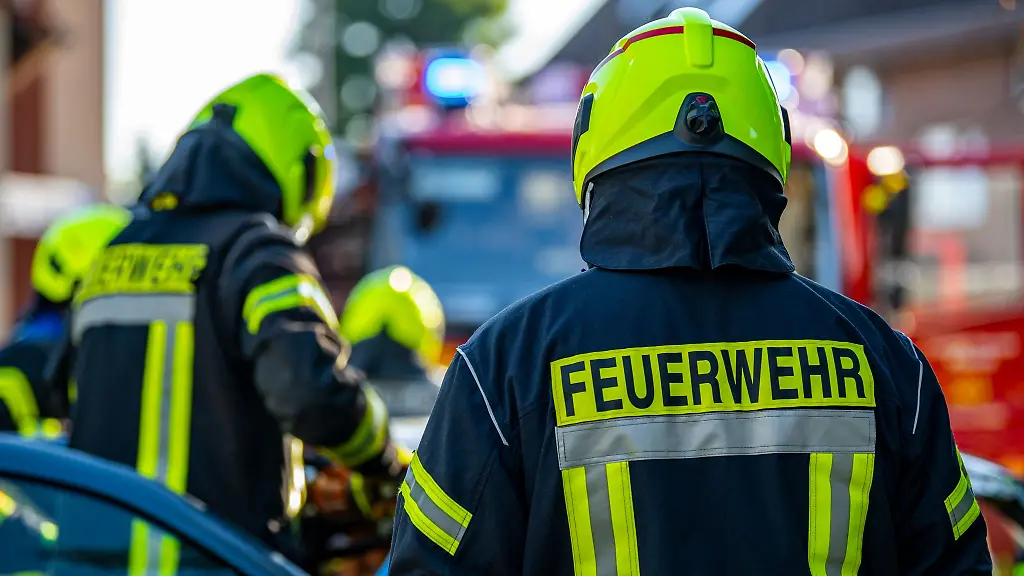 Einsatzkraefte-der-Feuerwehr-bei-einem-Uebungseinsatz