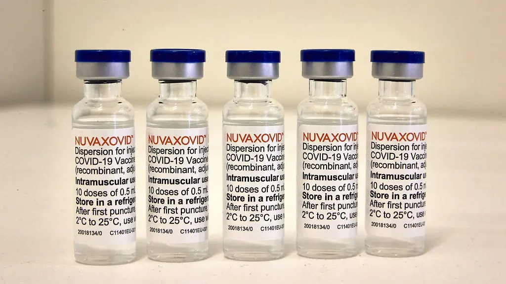 Fuenf-Flaeschchen-Phiolen-mit-der-Aufschrift-Nuvaxovid