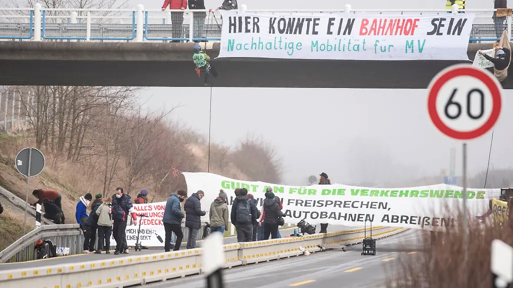 Umweltaktivisten-seilen-sich-von-einer-Bruecke-auf-die-Ostseeautobahn-A20-in-Hoehe-Tribsees-ab