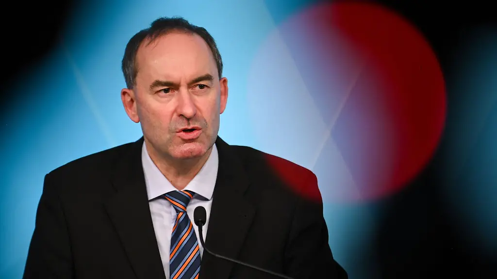 Hubert-Aiwanger-Freie-Waehler-bayerischer-Wirtschaftsminister-spricht-bei-einer-Pressekonferenz