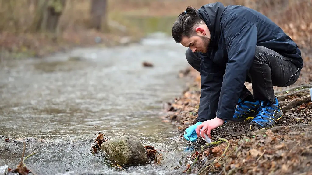 Tom-Haufschild-Honours-Student-an-der-Friedrich-Schiller-Universitaet-Jena-sammelt-Bakterien