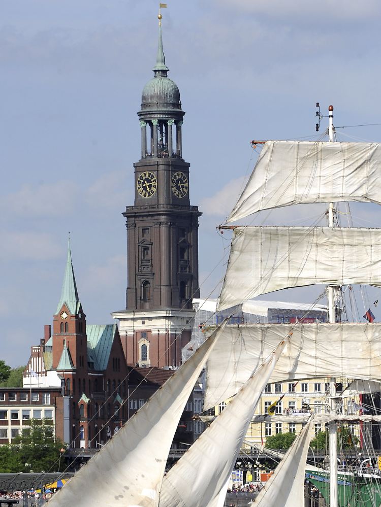 Hinter dem Segelschiff Antigua auf der Elbe im Hafen in Hamburg während der Auslaufparade des 820. Hafengeburtstags am 10. Mai 2009.