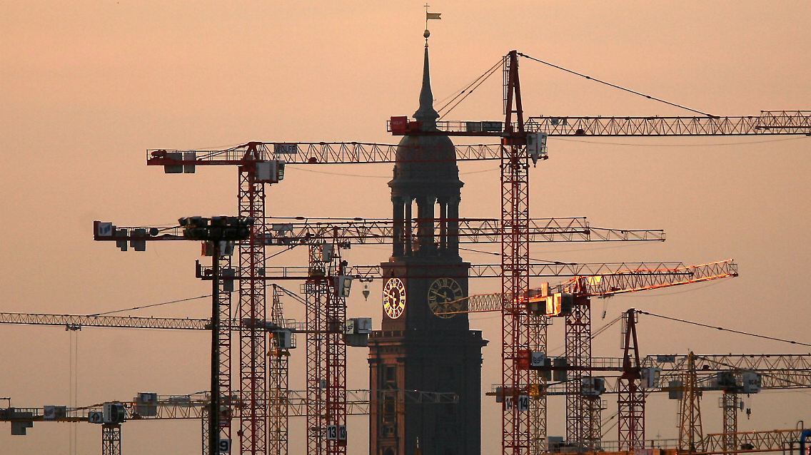 Hamburgs Wahrzeichen: der "Michel" zwischen Baukränen ...