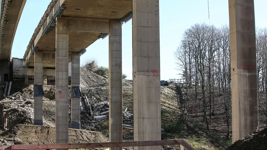 Die-Vorbereitungen-fuer-die-Sprengung-der-Talbruecke-Raelsbach-laufen