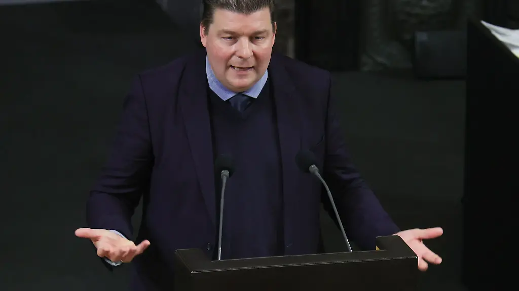 Finanzsenator-Andreas-Dressel-SPD-spricht-zu-den-Abgeordneten