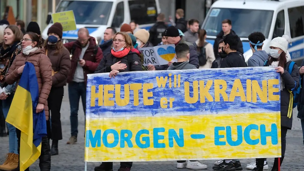Teilnehmer-einer-Solidaritaetskundgebung-fuer-die-Ukraine-mit-einem-Transparent