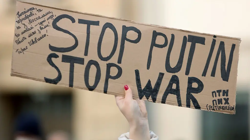 Ein-Schild-auf-einer-Kundgebung-fuer-Frieden-und-gegen-den-russischen-Einmarsch-in-die-Ukraine