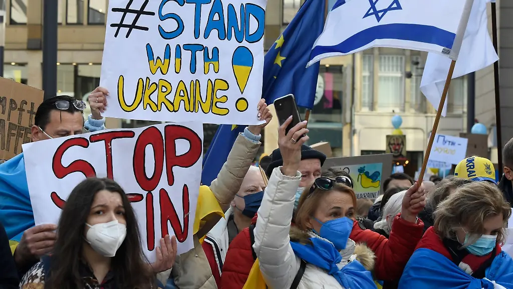 Demonstranten-halten-Schilder-mit-der-Aufschrift-Stand-with-Ukraine