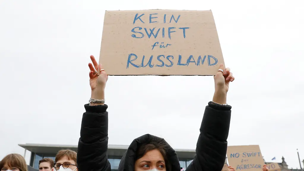 2022-02-25T135311Z-1467090210-RC21RS938K2D-RTRMADP-3-UKRAINE-CRISIS-GERMANY