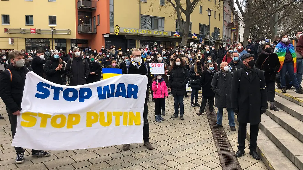 Menschen-stehen-bei-einer-Kundgebung-fuer-Frieden-in-der-Ukraine-auf-dem-Holzmarkt