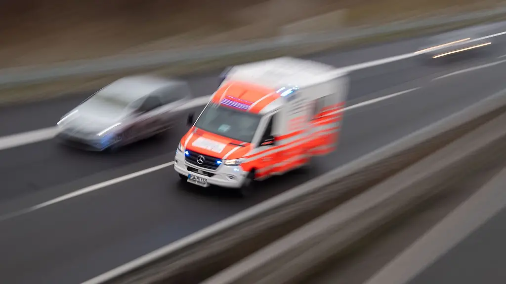 Ein-Rettungswagen-faehrt-ueber-eine-Autobahn