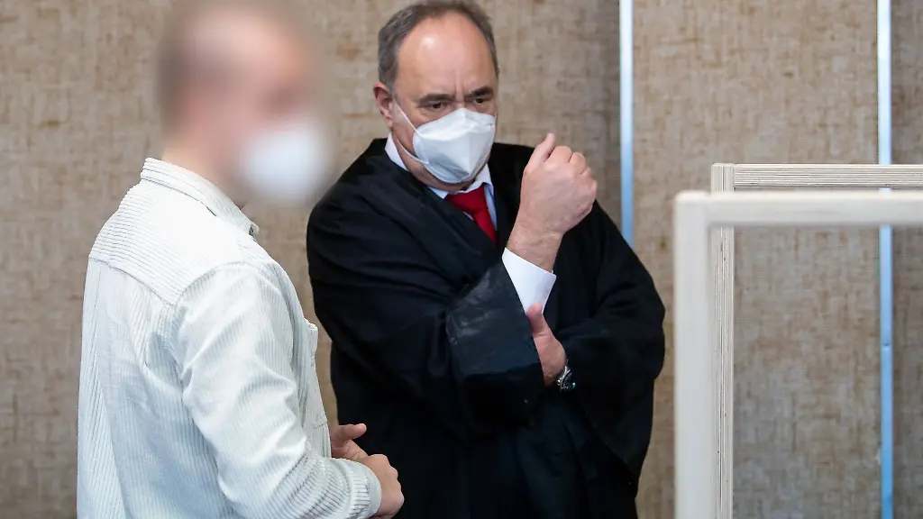 Der-angeklagte-Polizist-l-mit-seinem-Anwalt-im-Verhandlungssaal-Der-Mann-wurde-zu-einer-Geldstrafe-von-13-200-Euro-verurteilt