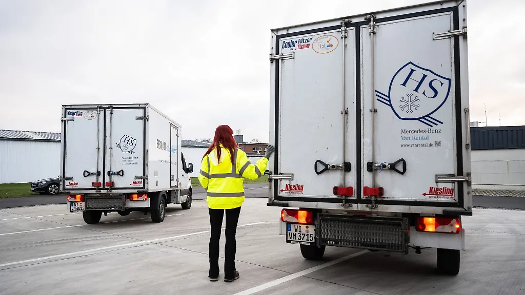 Zwei-aktiv-gekuehlte-Kuehlfahrzeuge-die-mit-Nuvaxovid-dem-Impfstoff-von-Novavax-beladen-wurden