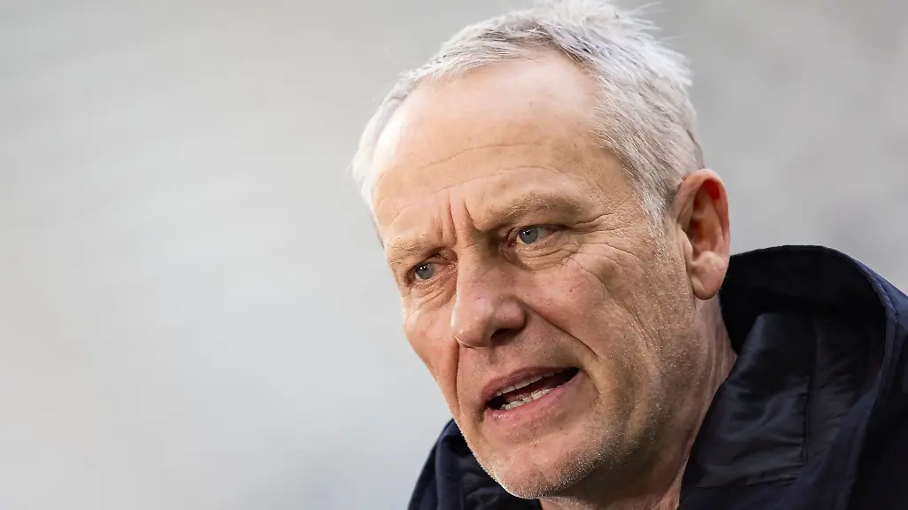 Freiburgs-Trainer-Christian-Streich-steht-vor-dem-Spiel-im-Stadion