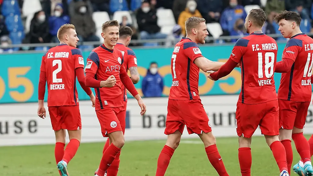 Danylo-Sikan-L-von-Rostock-freut-sich-mit-seinen-Mannschaftskollegen