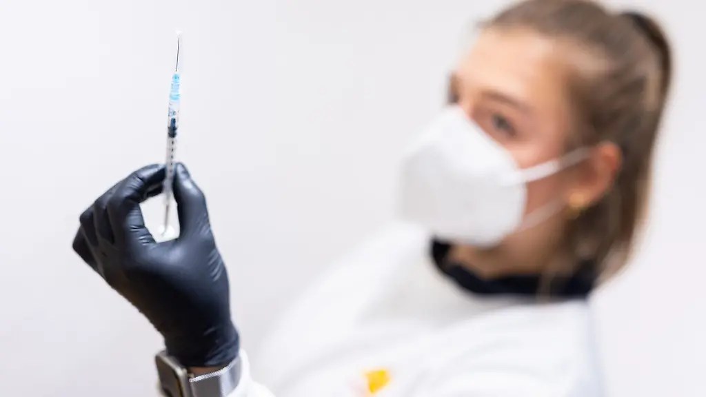 Die-Mitarbeiterin-eines-Impfzentrums-haelt-eine-Spritze-mit-einem-Impfstoff-gegen-Corona-in-der-Hand