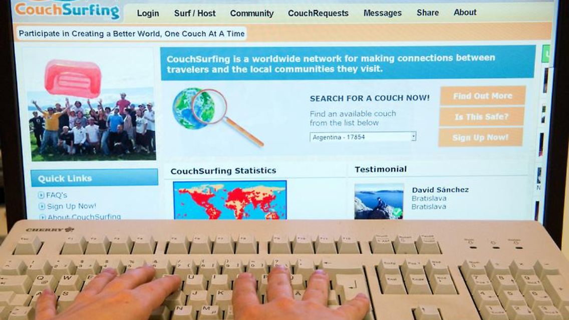 Zum "Couchsurfing" bei Antonio nach Argentinien: Immer mehr Menschen setzen auf das Internet als Hilfe bei der Reiseplanung in Eigenregie.