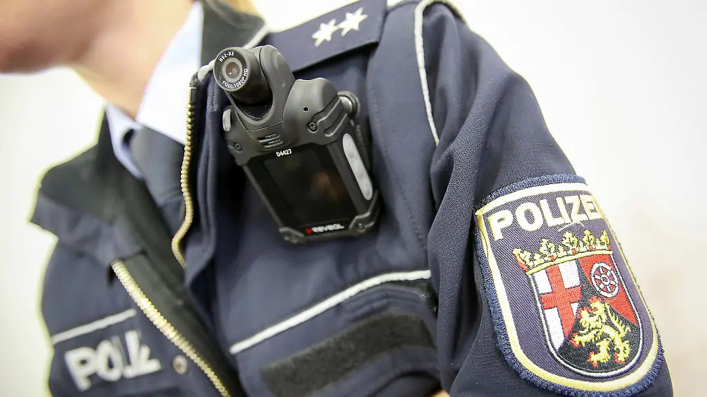 Eine-rheinland-pfaelzische-Polizistin-traegt-im-Polizeipraesidium-in-Mainz-eine-Bodycam