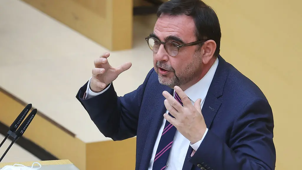 Klaus-Holetschek-bayerischer-Gesundheitsminister-CSU-spricht