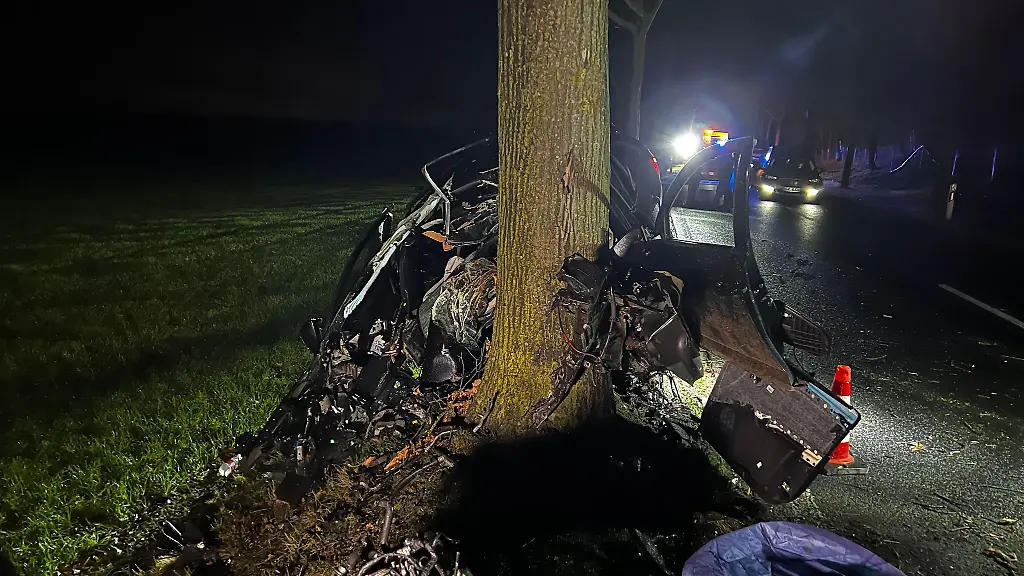 Einsatzkraefte-sichern-die-Unfallstelle