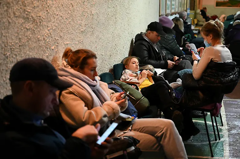 2022-02-25T072744Z-219399132-RC2KQS91JKWR-RTRMADP-3-UKRAINE-CRISIS-KYIV-ALERT