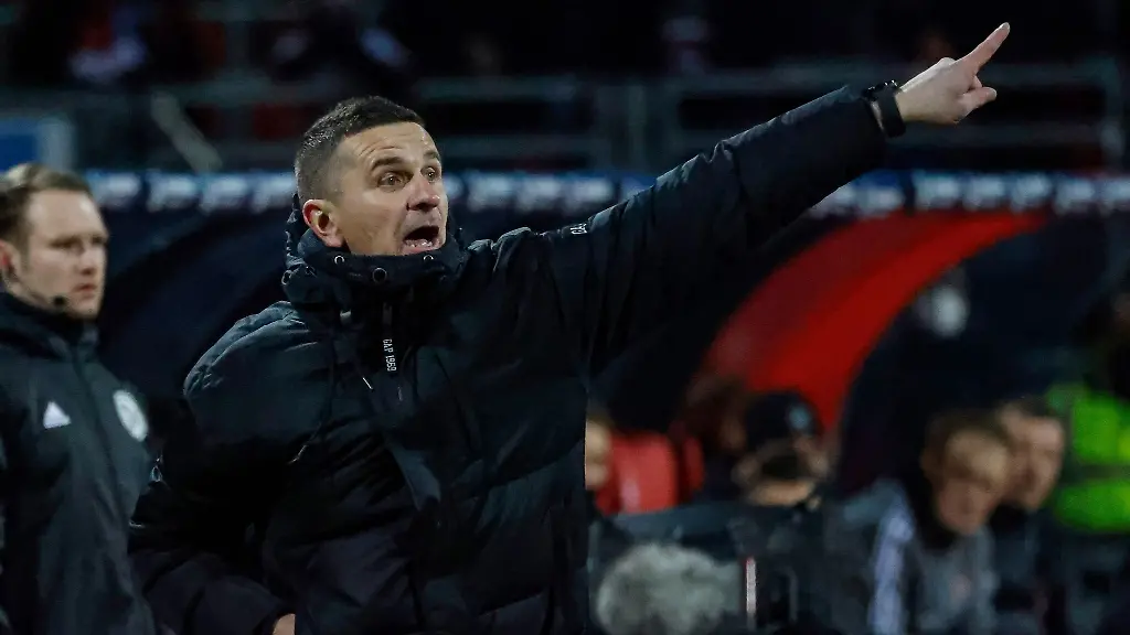 Der-Regensburger-Trainer-Mersad-Selimbegovic-dirigiert-sein-Team