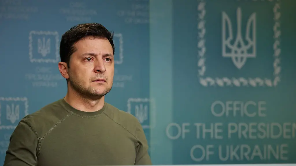 Der-ukrainische-Praesident-Wolodymyr-Selenskyj-spricht-am-Ende-des-ersten-Tages-der-Angriffe-Russlands-zur-Nation-Zelensky-kuendigt-die-Verhaengung-des-Kriegsrechts-an-und-fordert-die-Bevoelkerung-auf-Ruhe-zu-bewahren