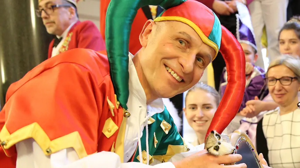 Lutz-Scherling-der-Praesident-des-Karneval-Landesverbandes-Mecklenburg-Vorpommern-verkleidet-als-Narr