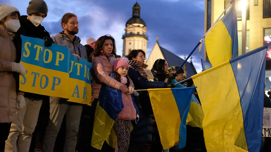 Teilnehmer-einer-Kundgebung-versammeln-sich-auf-dem-Marktplatz