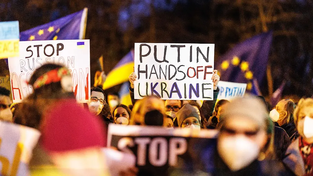 Teilnehmer-einer-Demonstration-gegen-den-Angriff-Russlands-auf-die-Ukraine-protestieren-mit-Schildern-am-russischen-Generalkonsulat