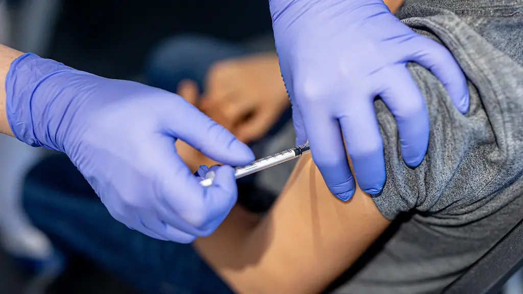 Ein-Junge-wird-in-Wolfsburg-gegen-das-Coronavirus-geimpft