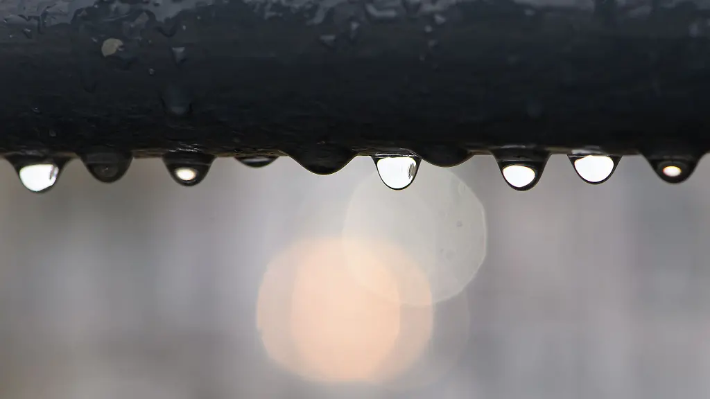 Regentropfen-haengen-an-einem-Gelaender