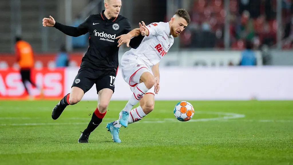 Koelns-Salih-Oezcan-r-und-Frankfurts-Sebastian-Rode-versuchen-an-den-Ball-zu-kommen