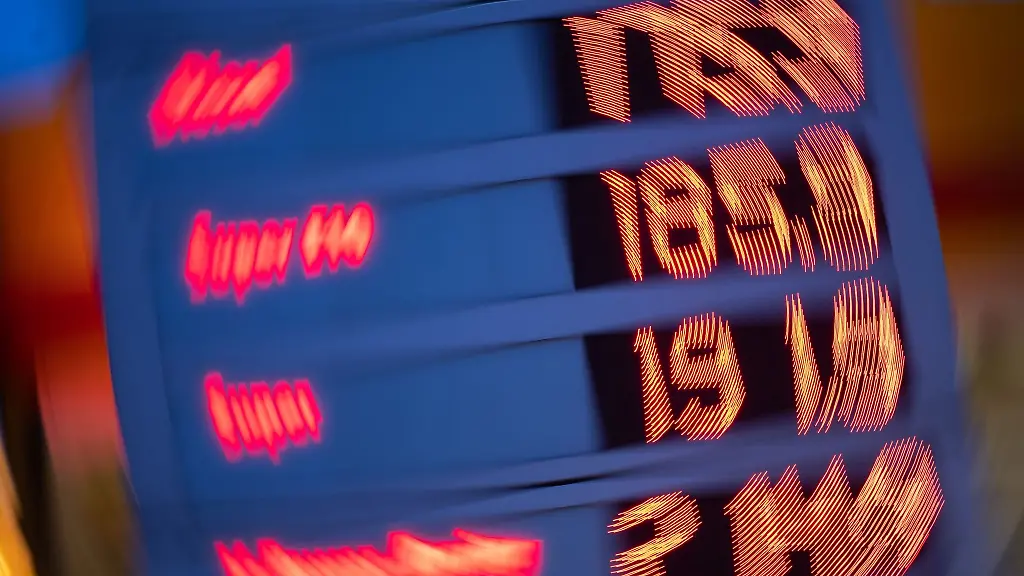 Nach-der-Eskalation-in-der-Ukraine-geht-der-Oelpreis-in-die-Hoehe-Bisher-ist-das-bei-den-Spritpreisen-noch-nicht-zu-spueren-Experten-rechnen-aber-mit-einem-Anstieg