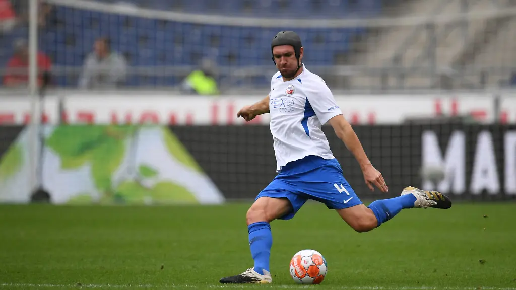 Damian-Rossbach-spielt-den-Ball