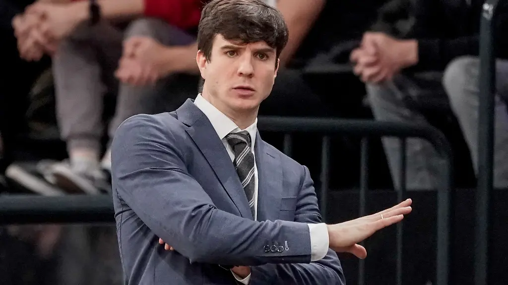 Hamburgs-Trainer-Pedro-Calles-coacht-sein-Team-an-der-Seitenlinie