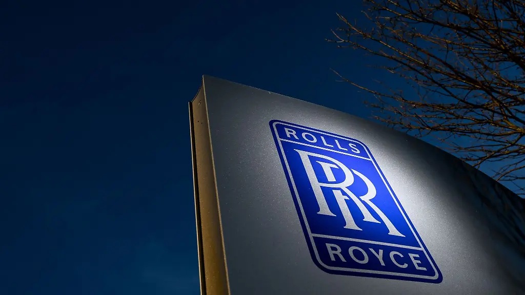 Das-Logo-von-Rolls-Royce-ist-auf-einer-Stehle-vor-dem-Werk-1-angebracht