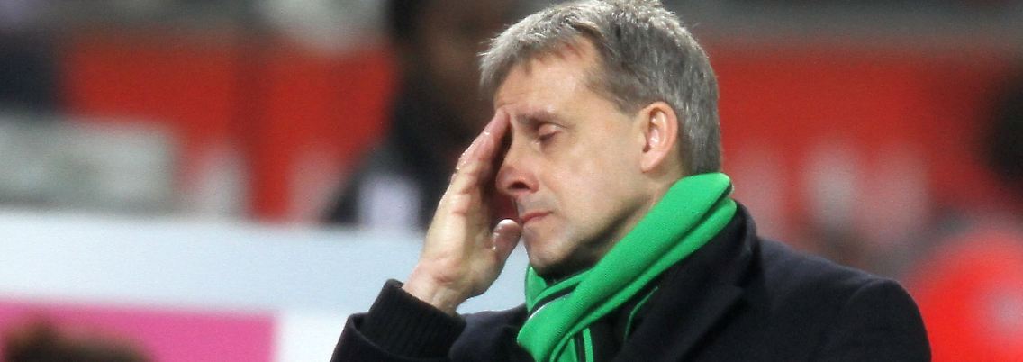 O nein, der Helmes fällt aus: Pierre Littbarski.