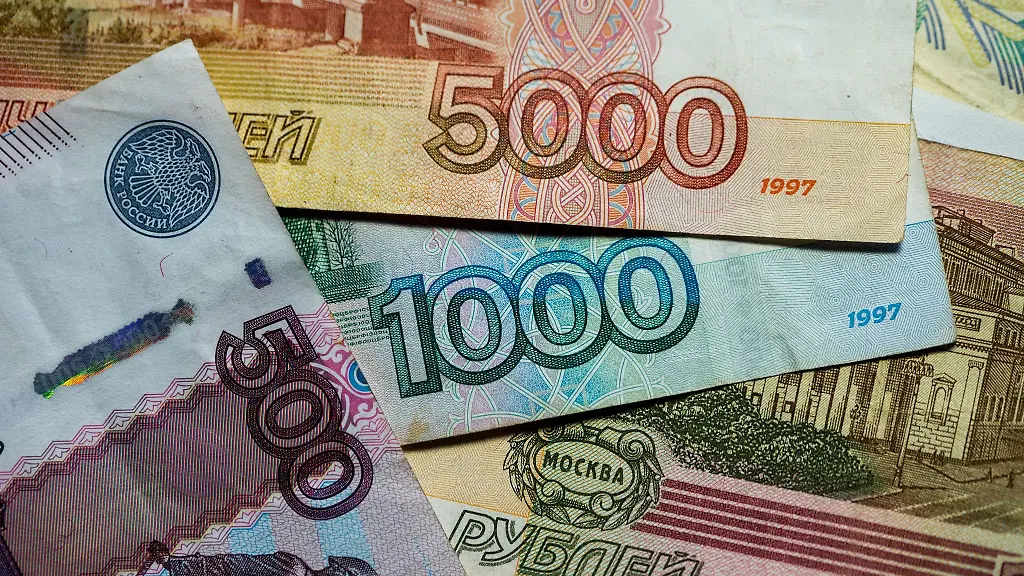 Wegen-des-Einmarsches-Russlands-in-die-Ukraine-ist-der-russische-Rubel-auf-ein-Rekordtief-zum-US-Dollar-gefallen