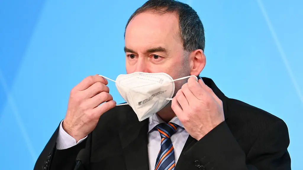 Hubert-Aiwanger-Freie-Waehler-bayerischer-Wirtschaftsminister-vor-der-Presse