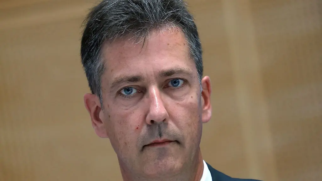 Christian-Schuchardt-CDU-Oberbuergermeister-von-Wuerzburg-vor-der-Presse