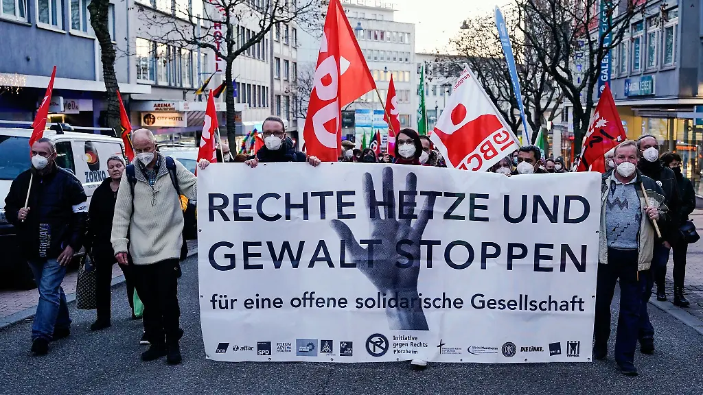 Demonstranten-gedenken-in-Pforzheim