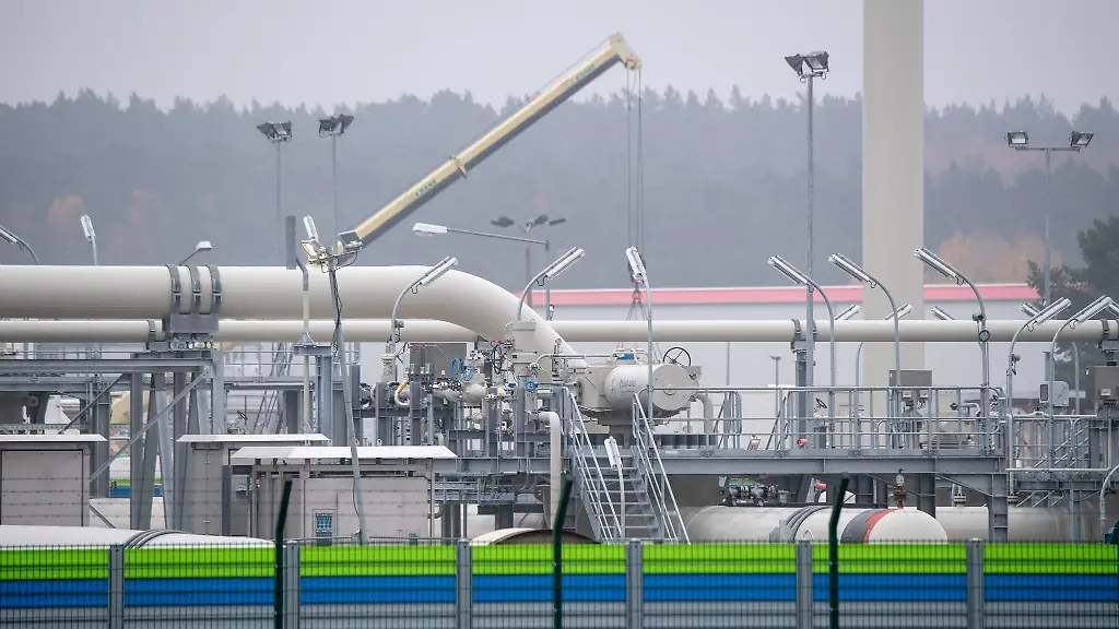 Blick-auf-Rohrsysteme-und-Absperrvorrichtungen-in-der-Gasempfangsstation-der-Ostseepipeline-Nord-Stream-2
