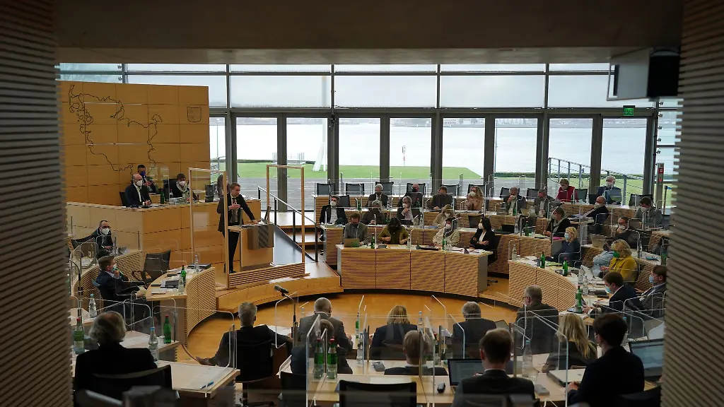 Daniel-Guenther-l-CDU-Ministerpraesident-von-Schleswig-Holstein-spricht-im-Plenum-des-Landtags