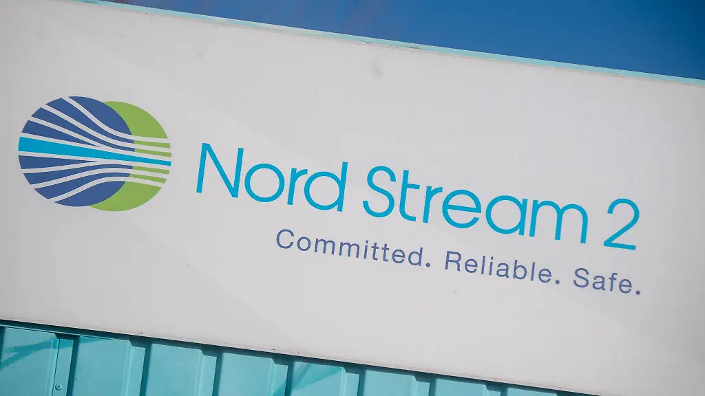 Ein-Schild-haengt-im-Gewerbegebiet-Lubmin-ueber-einer-aufgemalten-Landkarte-an-einem-Infopunkt-zur-Gas-Pipeline-Nord-Stream-2