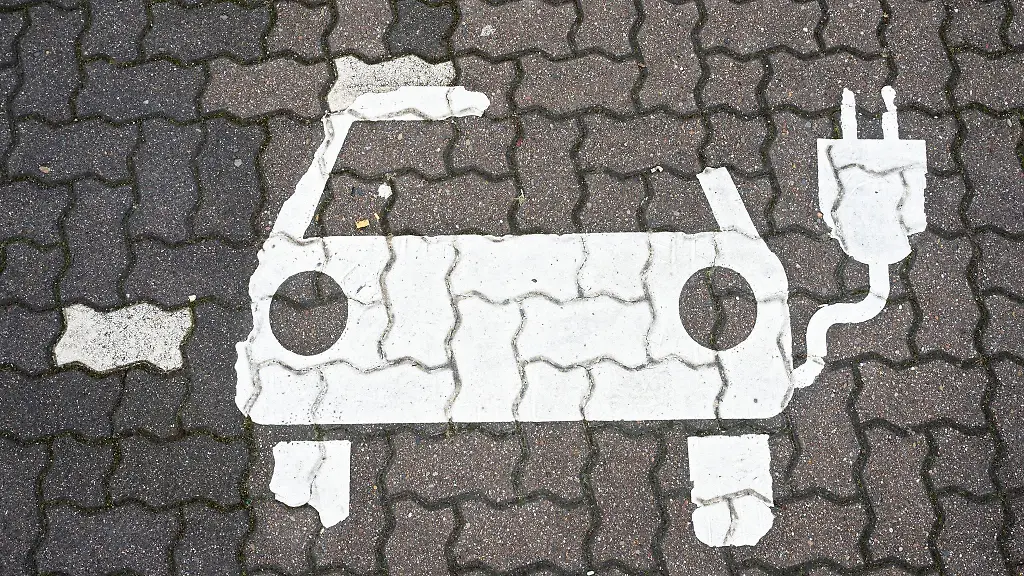 Das-E-Auto-ruehrt-sich-nicht-weg-vom-Fleck-Pannenursache-kann-wie-beim-Verbrenner-eine-zu-schwache-Starterbatterie-sein