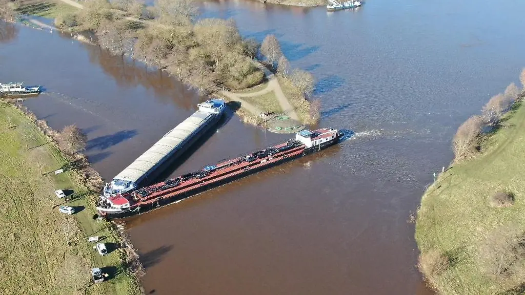 Zwei-Schiffe-liegen-quer-in-der-Ems-nahe-Haren-im-Kreis-Emsland