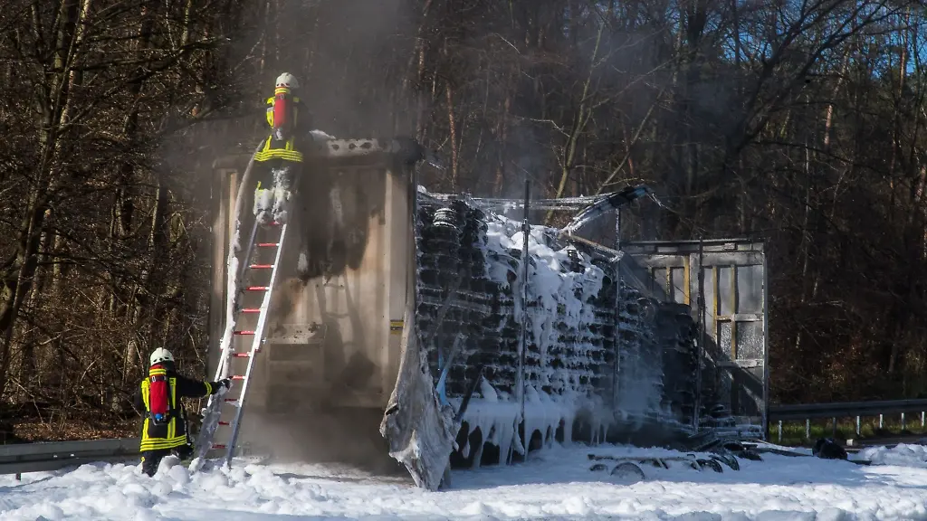 Auf-der-Autobahn-3-im-Kreis-Offenbach-bekaempfen-Feuerwehrleute-den-Brand-eines-Lastwagens